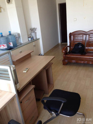 美都商住楼37方精装出租，带办公家具即刻入驻，月租仅2200元